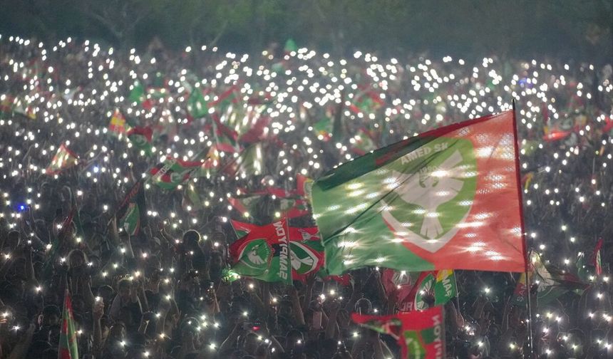 Amedspor kupayı kaldırarak şampiyonluğu kutladı
