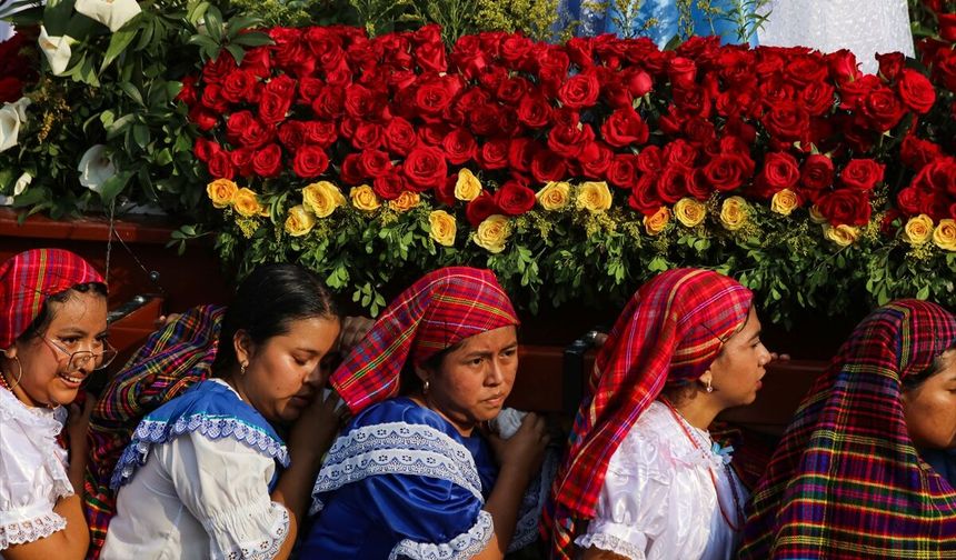 El Salvador’da Çiçek ve Palmiyeler Festivali kutlandı