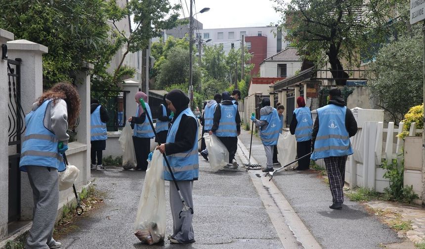 Fransa'da Müslümanlar, 'Camiler Arası Temizlik Yürüyüşü' düzenledi!