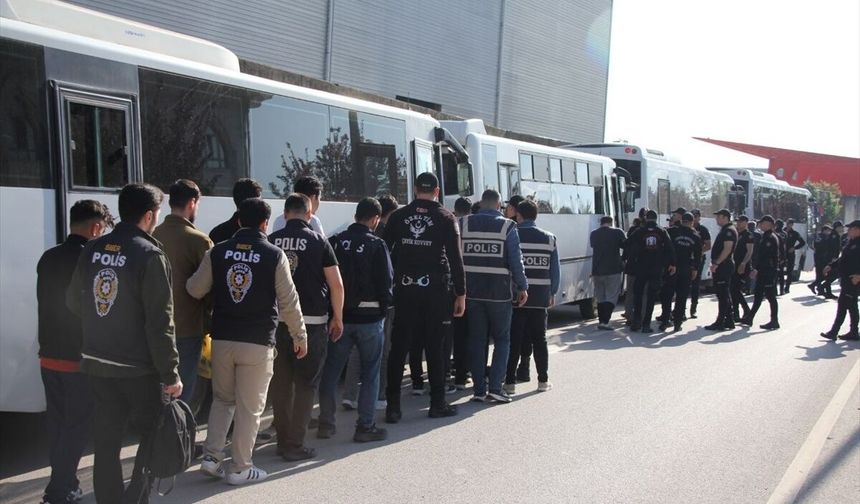 Nitelikli dolandırıcılıktan yakalanan 78 zanlı adliyede!