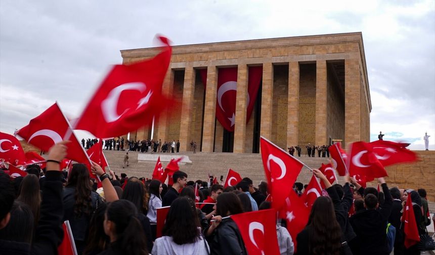 Gençlik Ata'nın huzuruna çıktı!