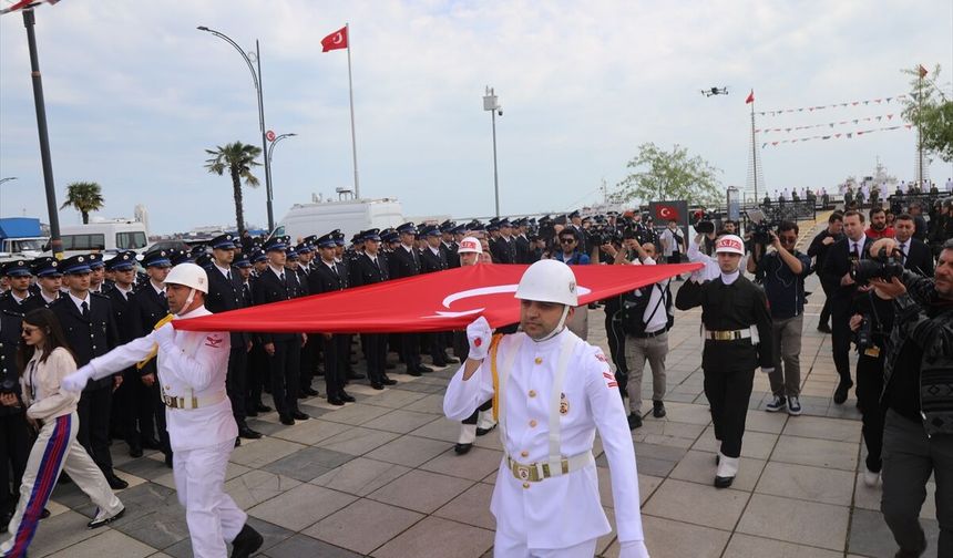 Atatürk'ü temsil eden bayrak Samsun'da karaya çıkarıldı