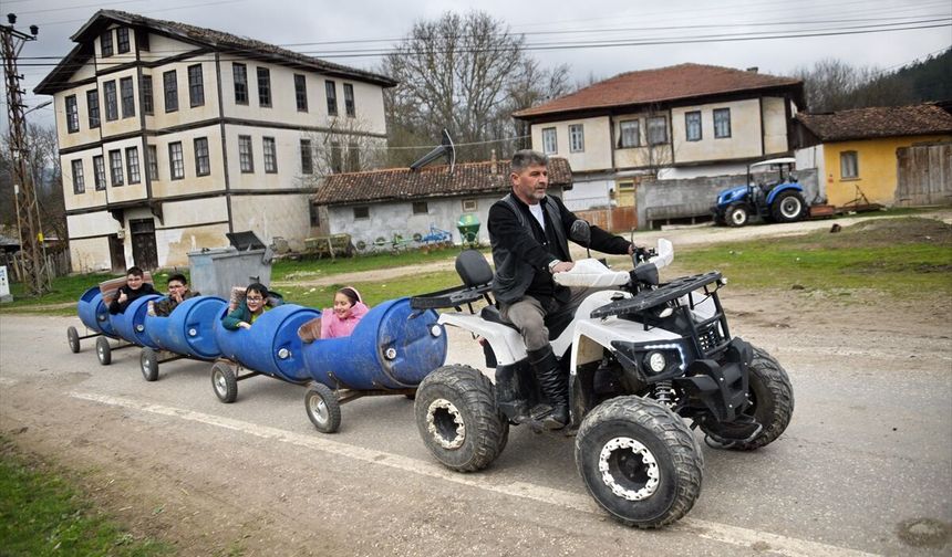 Köydeki çocuklar muhtarın yaptığı "bidon tren" ile eğleniyor