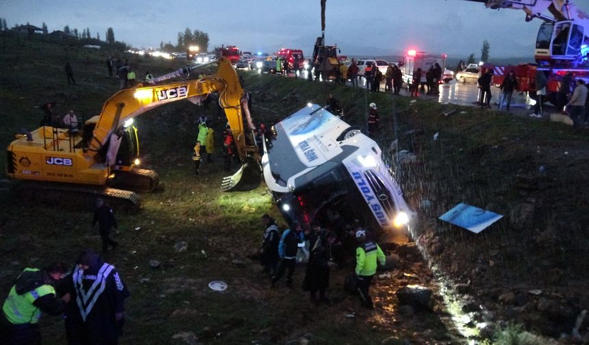 Malatya Valisi Yavuz: Kazada 3 kişi hayatını kaybetti, 22 yaralımız var