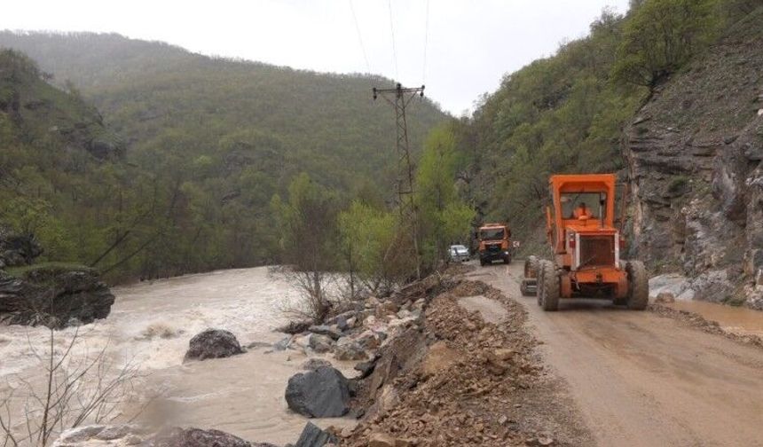 Munzur taşkını sonrası yollar açıldı