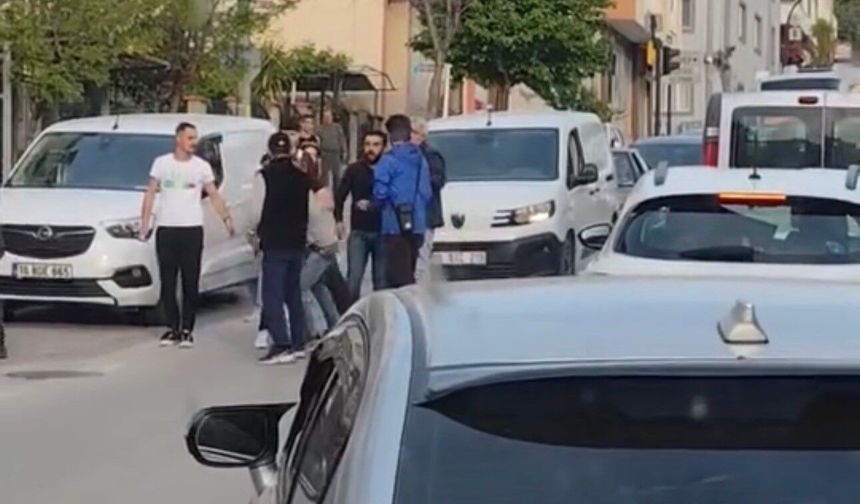 Trafikte döner bıçaklı kavga kamerada