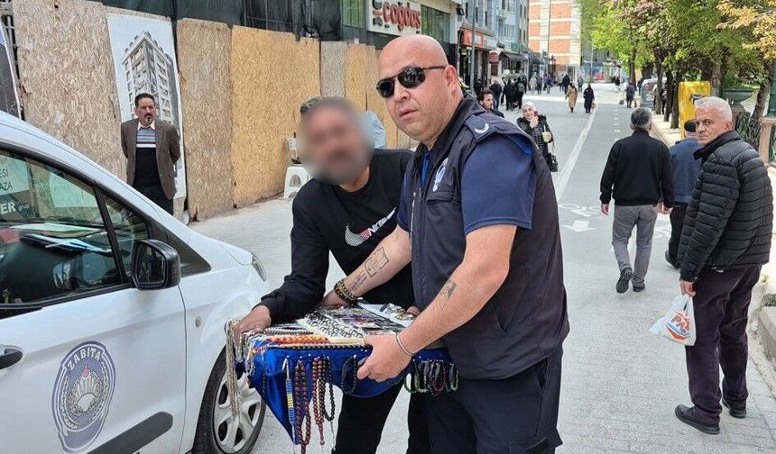 Tezgahına el konulan seyyar satıcıdan zabıtaya: Bizi gariban gördünüz!