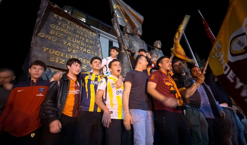 Fenerbahçeli taraftarlar da Galatasaraylıları yalnız bırakmadı