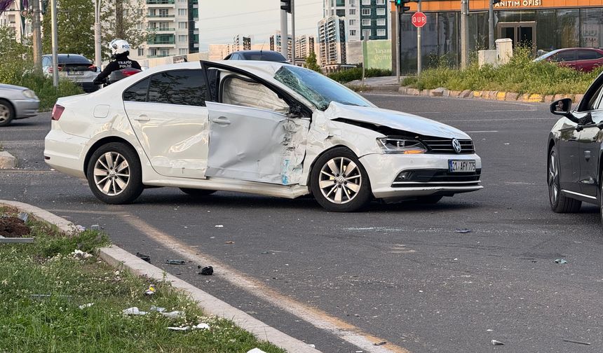 Diyarbakır'da şehir içi minibüs ile otomobil çarpıştı: 5 yaralı