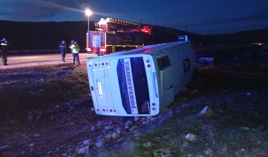 Taraftarları taşıyan midibüs devrildi: 27 yaralı
