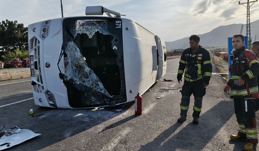 Mersin’de öğrenci servisi devrildi: 17 yaralı