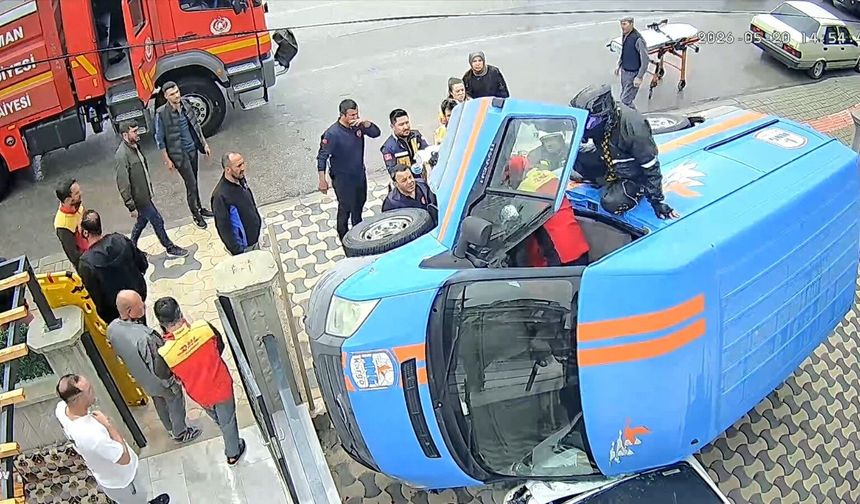 Kargo aracı otomobilin üzerine devrildi!