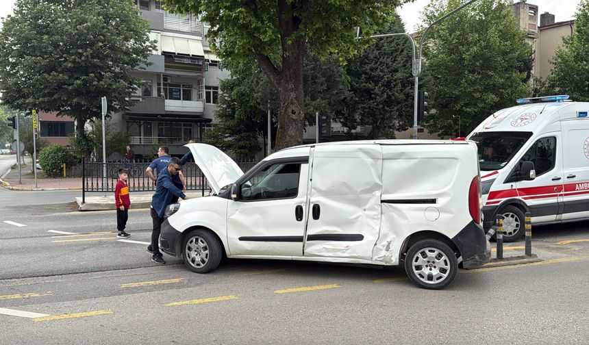 Yasak dönüş kazayı getirdi: 13 yaralı