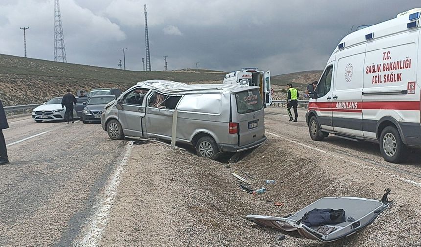 Bayram tatili yolunda feci kaza: 1 ölü 8 yaralı