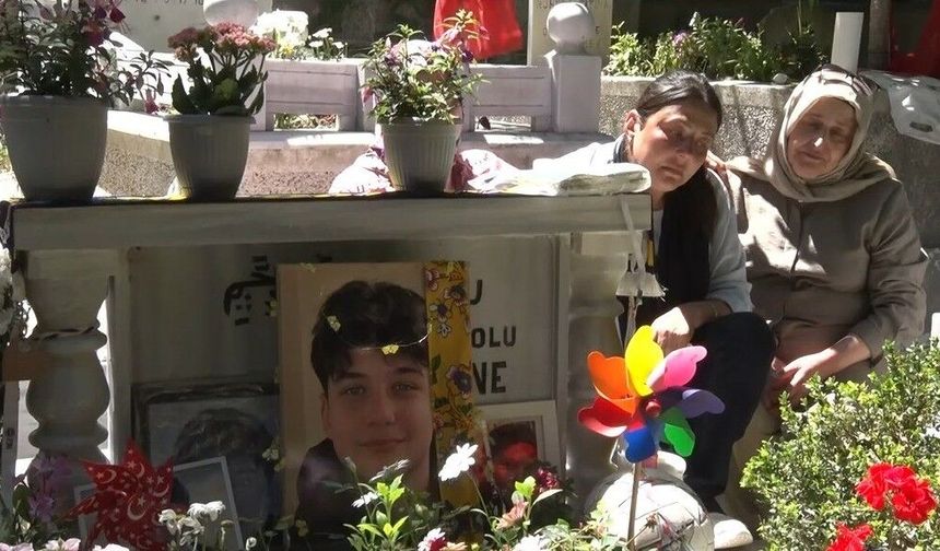 Gülhan Ünlü oğlu Atlas'ın mezarı başında gözyaşlarını tutamadı