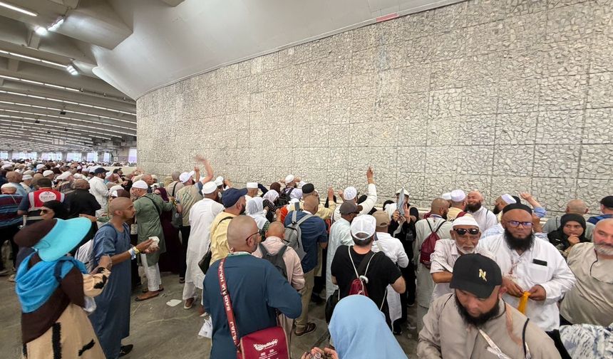 Şeytanı taşladılar, haccı tamamladılar