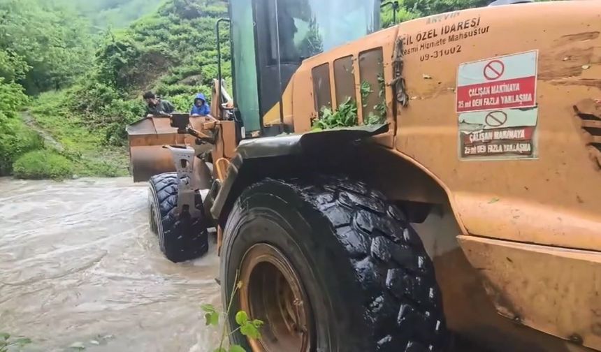 Taşan dere 4 çay işçisini mahsur bıraktı!