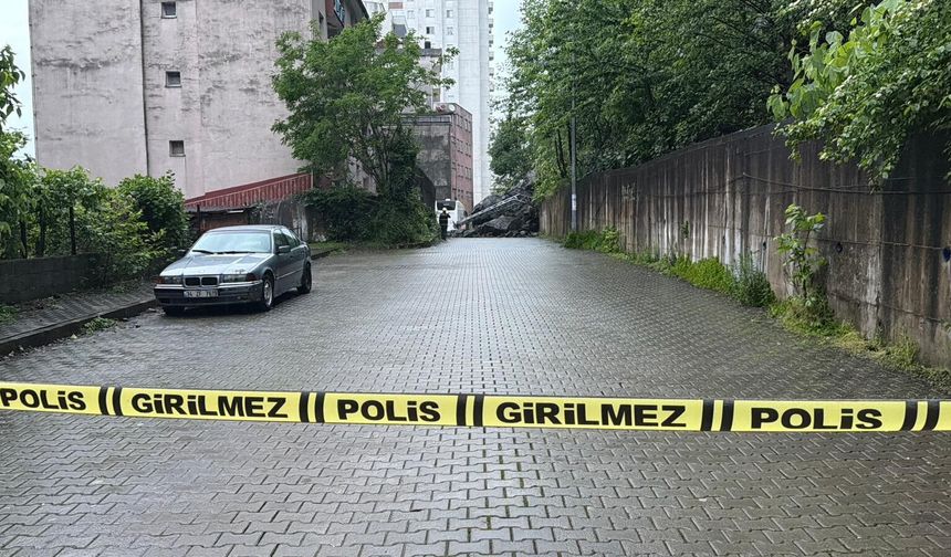 Yağış sonrası heyelan: Dev kayalar yolu kapattı