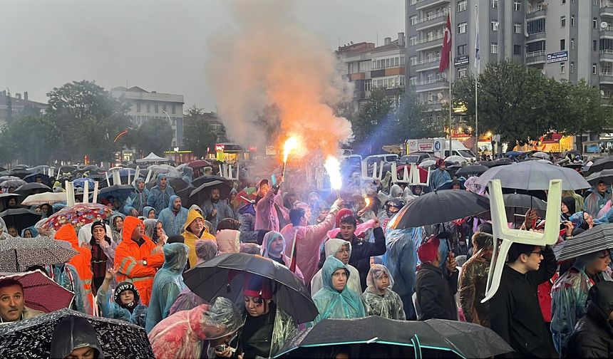 Çorum FK taraftarları final maçını yağmur altında izledi
