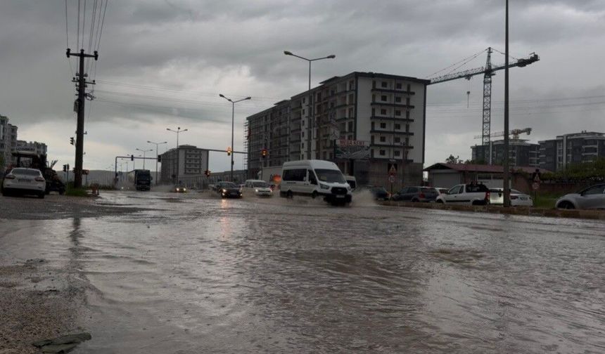 Ergani'yi sağanak vurdu, yollar göle döndü