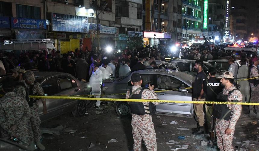 Bomba yüklü araçla saldırı: 8'i polis 9 kişi hayatını kaybetti!