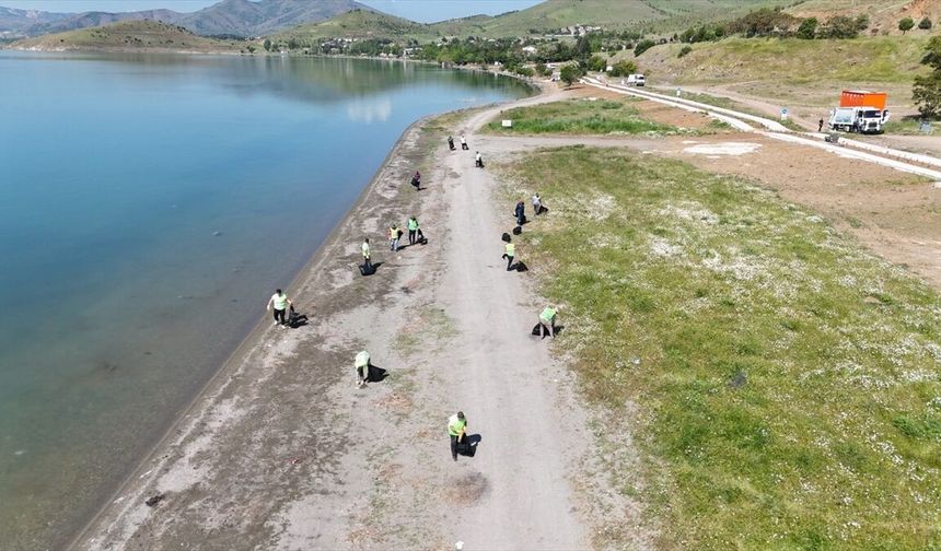Hazar Gölü çevresinden 12 ton atık çıkarıldı