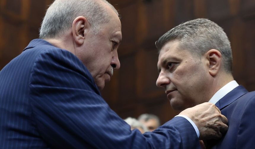 AK Parti'ye katıldı: Rozetini Erdoğan taktı!