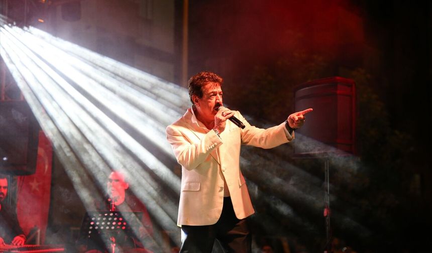 Sanatçı Ahmet Selçuk İlkan Adana'da konser verdi