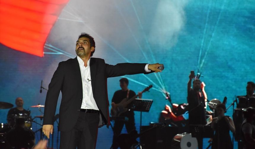 Trabzon Kültür Yolu Festivali'nde şarkıcı Bayhan sahne aldı