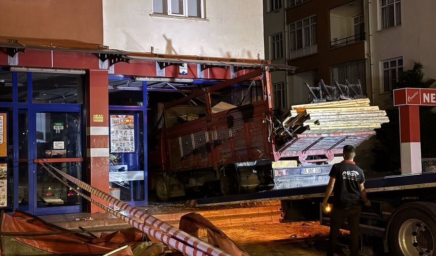 Konya'da kamyon markete daldı