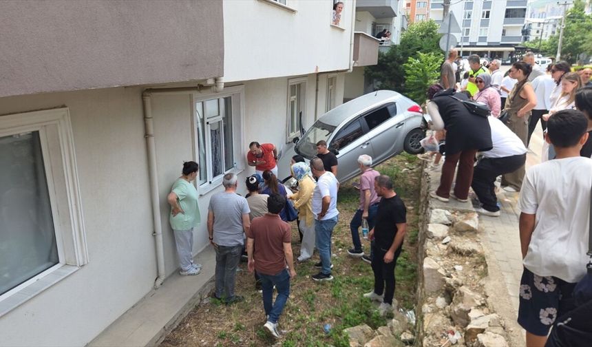 Araç, duvarla bina arasında asılı kaldı: Faciaya kıl  payı!
