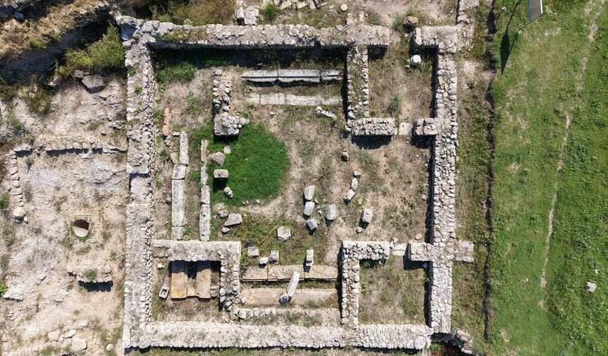 Karabük'teki antik kentte 1750 yıllık pitos mezar bulundu