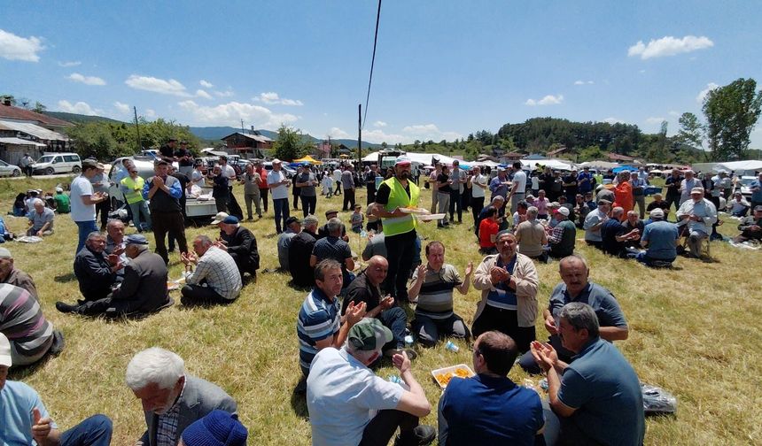Geleneksel Hacet Bayramı’nda yarım tondan fazla et dağıtıldı