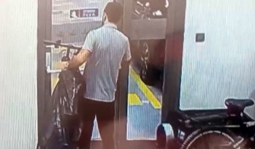 Çaldığı bisikleti polis merkezine teslim etti!