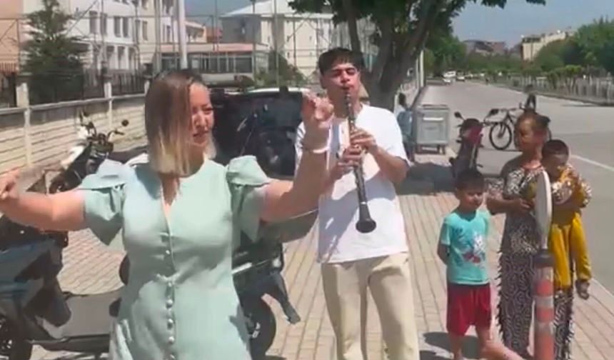 Boşanan kadın davul zurnayla kutlama yapıp lokma dağıttı!