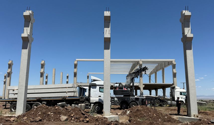 15 tonluk beton blok altında kaldılar!