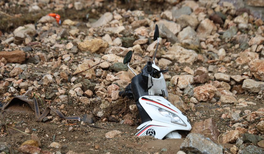 Sağanak sonrası heyelan: Motosiklet toprak altında kaldı, yol kapandı