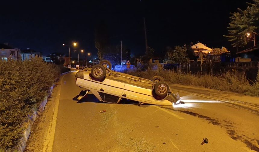 Takla atan otomobildeki sürücüyü esnaf kurtardı