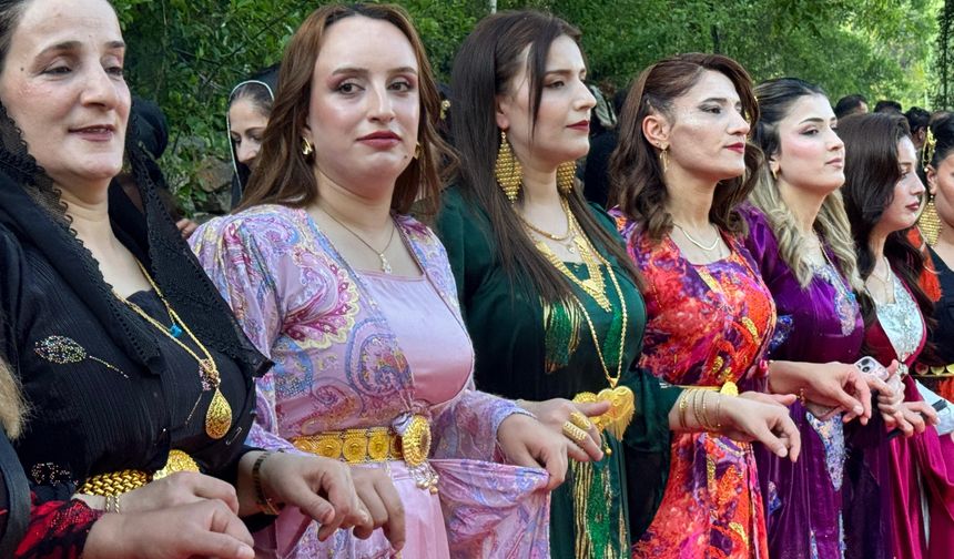 Şırnak'ta en uzun halay kuyruğu!