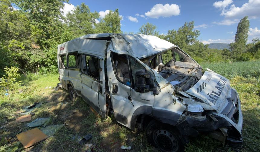 Burdur'da minibüs tarlaya uçtu: 8 yaralı