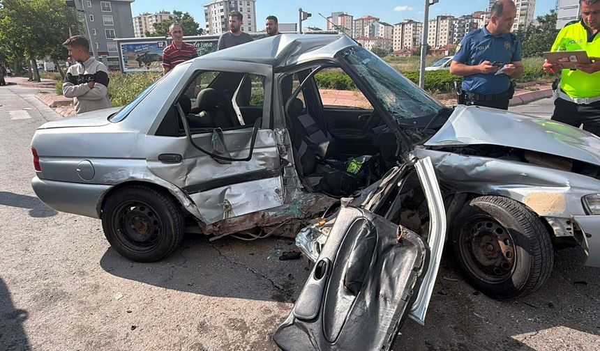 Zincirleme kazada otomobil kağıt gibi ezildi