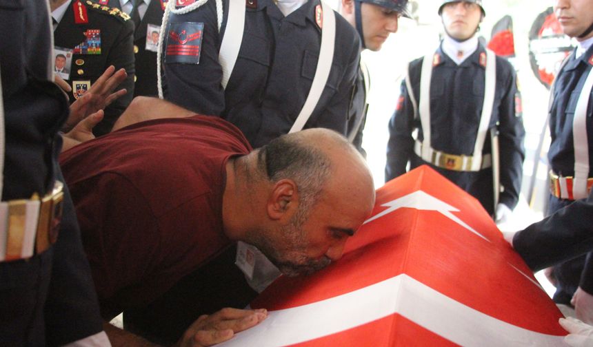 Şehit babası oğlunun tabutuna koşup öptü!