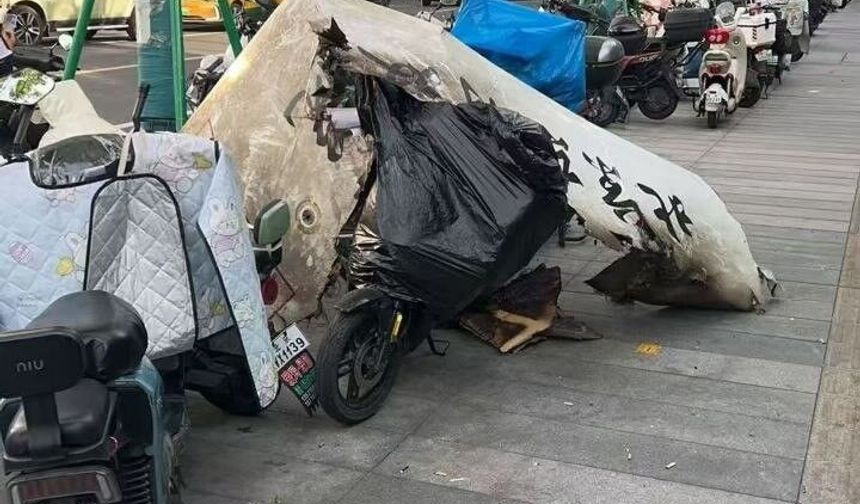Uçak 108 katlı gökdelene çarptı!