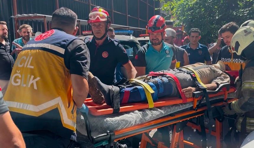 Yıkım sırasında 2 işçi göçük altında kaldı!