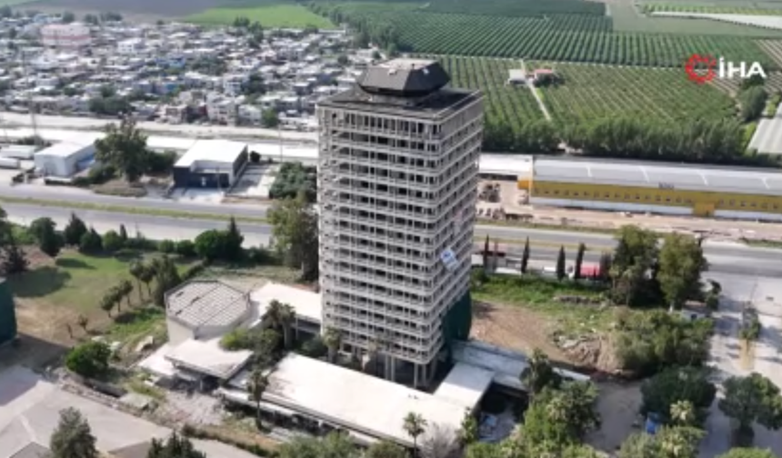 Adana'da depremde hasar gören 16 katlı binası dinamit ile yıkıldı