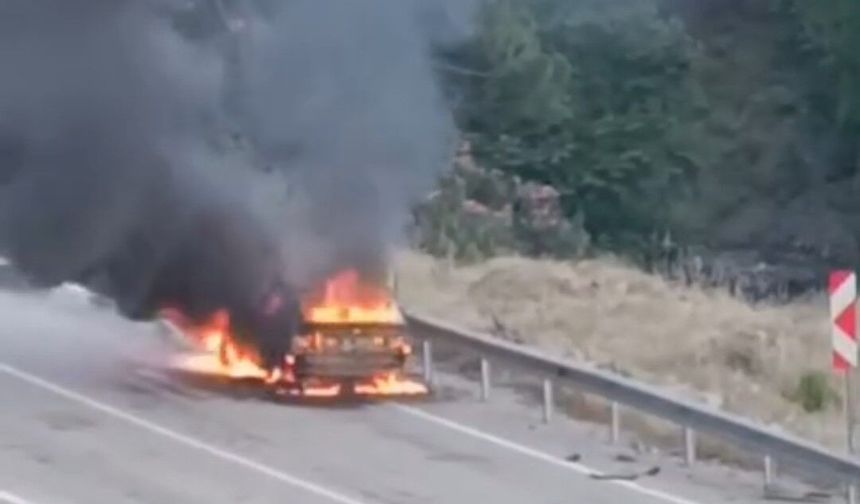 Kozan'da otomobil alev alev yandı