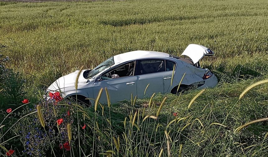 Otomobil ile çarpışan traktör ikiye bölündü