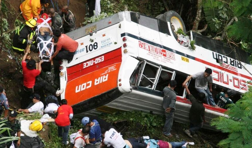 Yolcu otobüsü nehre uçtu: 24 ölü, 36 yaralı