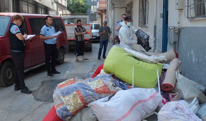 İhbar üzerine girilen evden 5 ton çöp çıktı