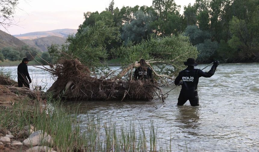 Oğlunu kurtarmak için nehre giren baba kayboldu